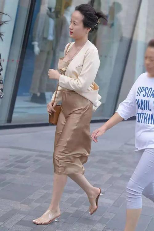 外景适合什么婚纱(圆脸适合什么婚纱)