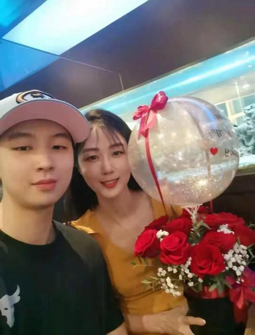 小女孩背乘法口诀