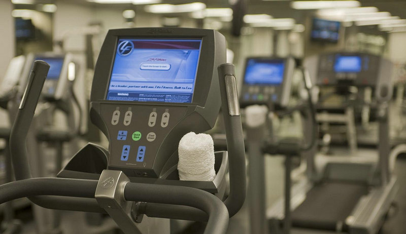 美女逗蛇被咬蛇死亡，蛇为鉴定假胸而硅胶中毒