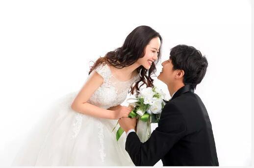 根本七保子：从“陪酒艺伎”逆袭成苏加诺总统